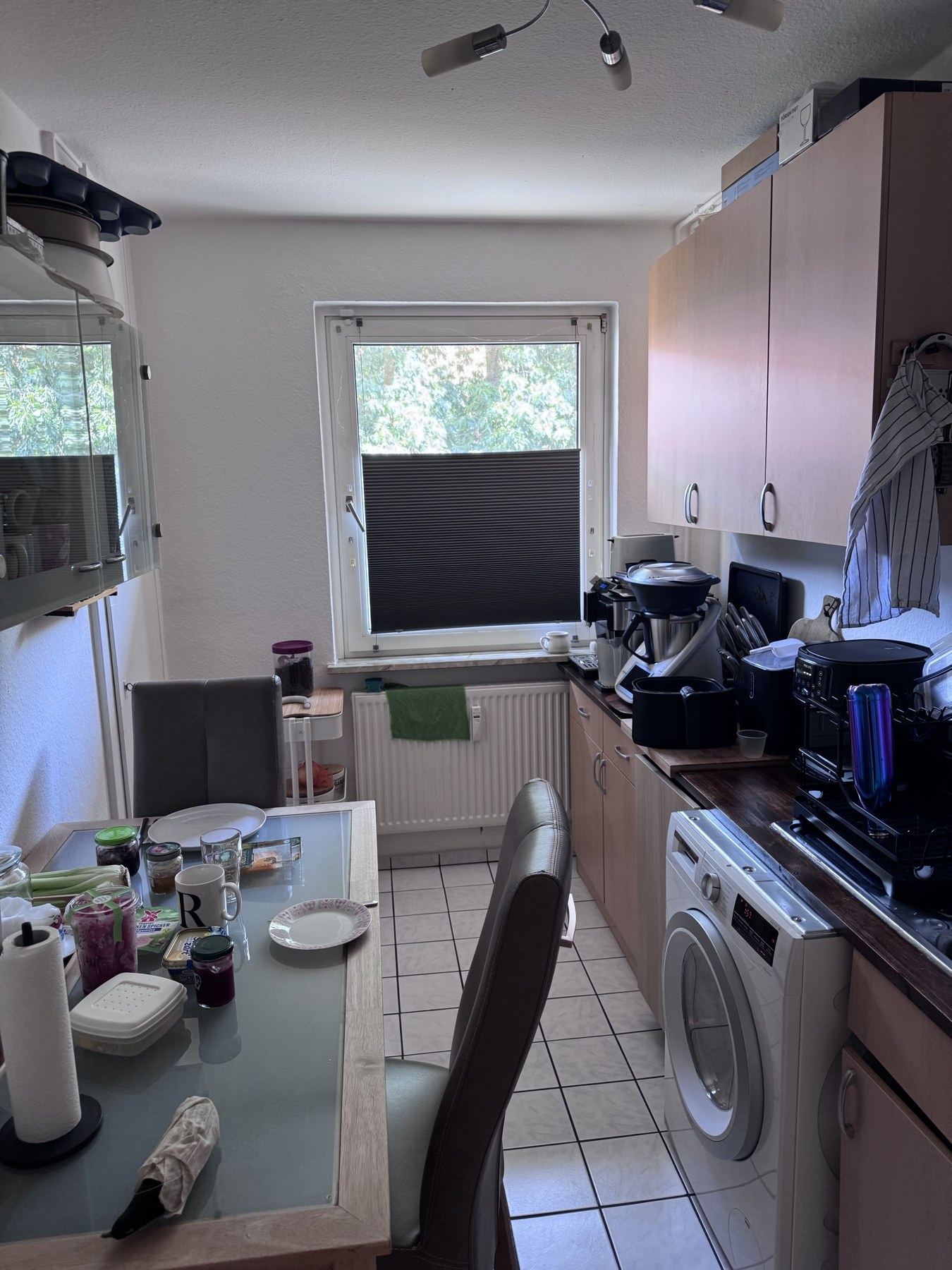Küche mit Essplatz, Fenster und Küchenzeile
